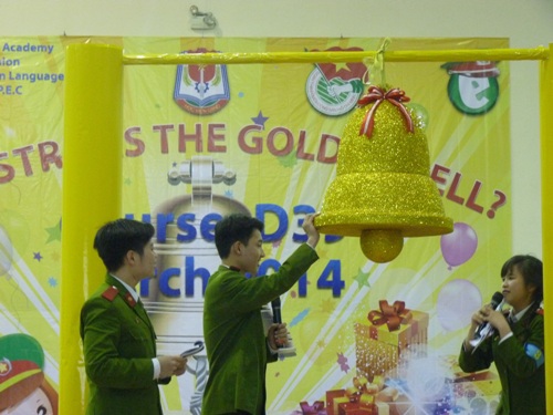 Nguyễn Trung Vĩnh, học viên chuyên ngành Quản lý hành chính  là thí xuất sắc nhất được bước lên bục để Rung chuông vàng